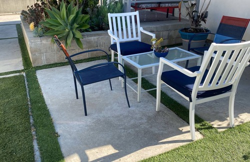 West Hollywood Casa | Casa elegante y moderna de dos habitaciones / dos baños frente al estacionamiento con estacionamiento $ 265 p nt