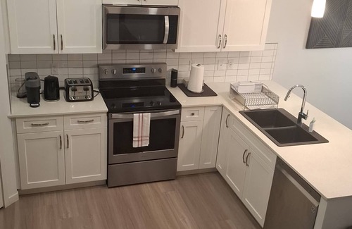Southwest Edmonton Casa | *Chic Modern 4BDRM Home- 2 King Bed,2 living room*