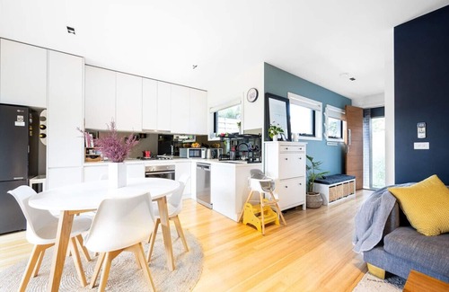 Preston Casa | Chic modern home with private backyard and carpark