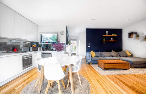 Preston Casa | Chic modern home with private backyard and carpark