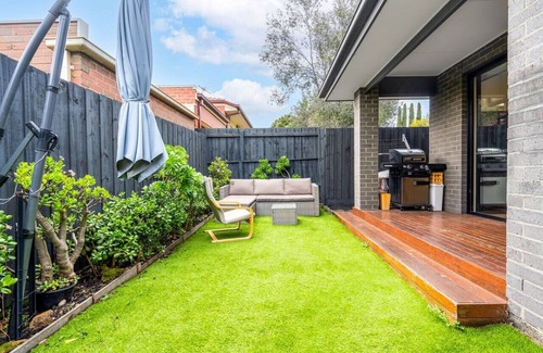 Preston Casa | Chic modern home with private backyard and carpark