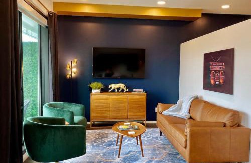 Edgehill Casa | CHIC Modern Nashville Condo POOL, PATIO, PARKING