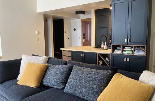 East Kootenay Condominio | Chic mountain ski-in condo. Cozy gas fireplace, luxuriously appointed.
