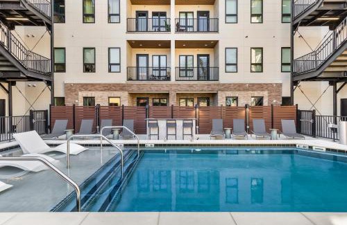 Edgehill Apartamento | Chic Music Row Condo Rooftop Deck with City View Gym Office and More