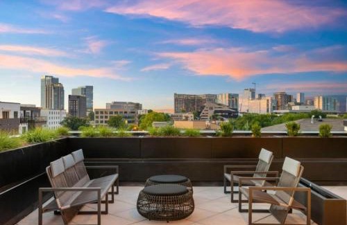 Edgehill Apartamento | Chic Music Row Condo Rooftop Deck with City View Gym Office and More