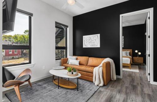 Edgehill Apartamento | Chic Music Row Condo Rooftop Deck with City View Gym Office and More