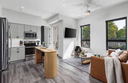 Edgehill Apartamento | Chic Music Row Condo - Pool, Rooftop Deck with City View, Gym, Office + More!