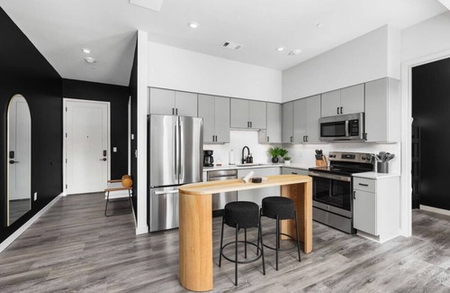 Edgehill Apartamento | Chic Music Row Condo - Pool, Rooftop Deck with City View, Gym, Office + More!