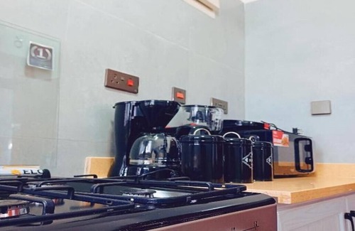 Ngara Apartamento | Chic Nairobi Getaway: Balcony, Art, Museums, Free WiFi!!!