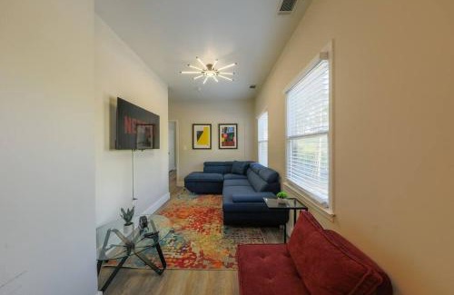 West End Apartamento | Chic Nashville 2BR Stay with Optional Parking Mins to Music Row, Vanderbilt & Broadway