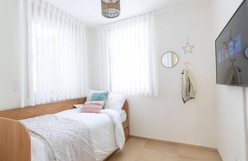 Neve Tzedek Apartamento | Chic Neve Tzedek 3BR & PARKING with Spacious Terrace - By BerryStays