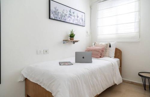 Neve Tzedek Apartamento | Chic Neve Tzedek 3BR & PARKING with Spacious Terrace - By BerryStays