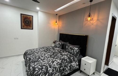 Gulberg Apartamento | Chic Noir 1 Bedroom Apartment Gulberg
