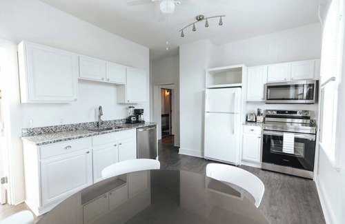 Yachting Village Apartamento | CHIC on Thames St Deck & free parking