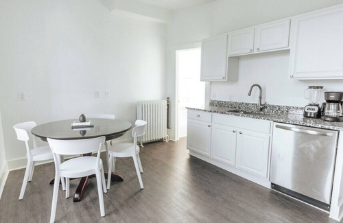 Yachting Village Apartamento | CHIC on Thames St Deck & free parking