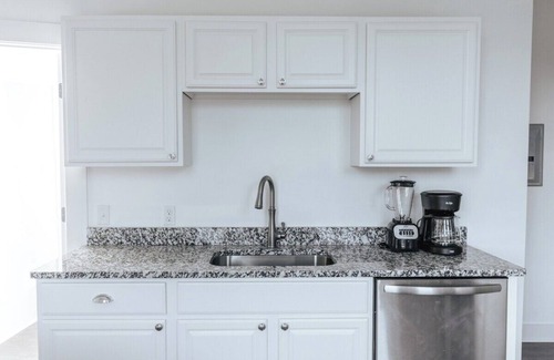 Yachting Village Apartamento | CHIC on Thames St Deck & free parking