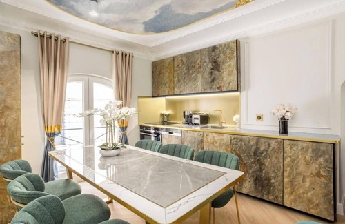 Quartier du Faubourg-Montmartre Apartamento | CHIC PARISIAN RETREAT: LUXURY 3-BEDROOM APARTMENT NEAR LOUVRE AND LE MARAIS