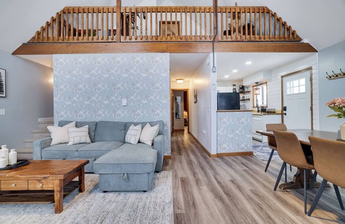 Tobyhanna Chalet De Esquí | Chic Poconos Chalet I Hot Tub I Fire Pit I Pets I Sleeps 8 I Lakes & Pools