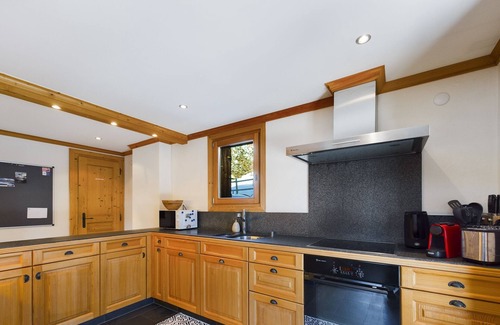 Randogne Chalet De Esquí | Chic, quiet and luxurious 5-bedroom chalet - perfect for families