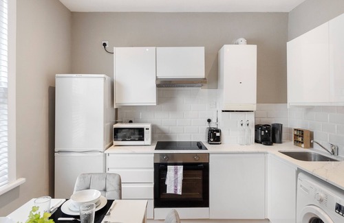 Duckett's Green Casa | Chic & Radiant Retreat in Harringay Ladder