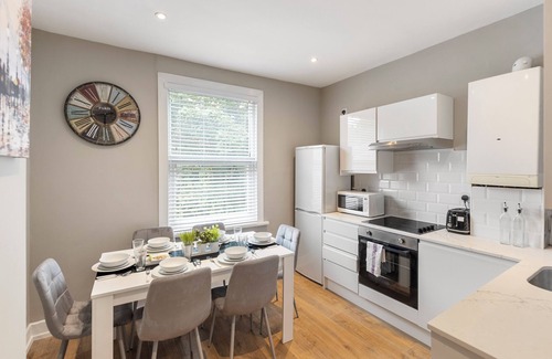 Duckett's Green Casa | Chic & Radiant Retreat in Harringay Ladder