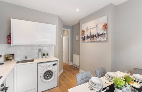 Duckett's Green Casa | Chic & Radiant Retreat in Harringay Ladder