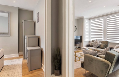 Duckett's Green Casa | Chic & Radiant Retreat in Harringay Ladder