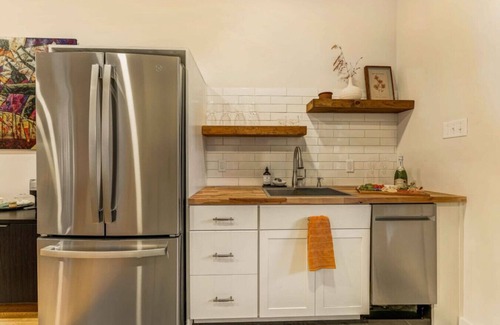 Stroudsburg Apartamento | Chic Retreat in the Heart of Downtown Stroudsburg