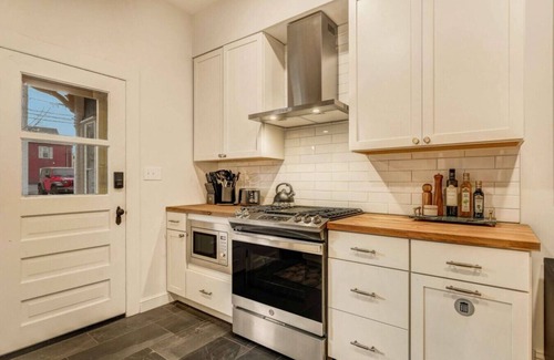Stroudsburg Apartamento | Chic Retreat in the Heart of Downtown Stroudsburg