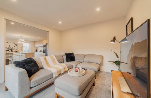 Halswell Casa | Chic Retreat - Modern Comforts & Game Room Fun!