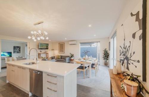Halswell Casa | Chic Retreat - Modern Comforts & Game Room Fun