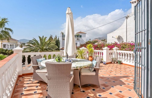 Nerja Chalet De Esquí | Casa elegante con gran jardín cerca de Burriana