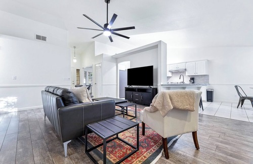 Fresno Casa | Chic River Bluff Home for Professionals & Families