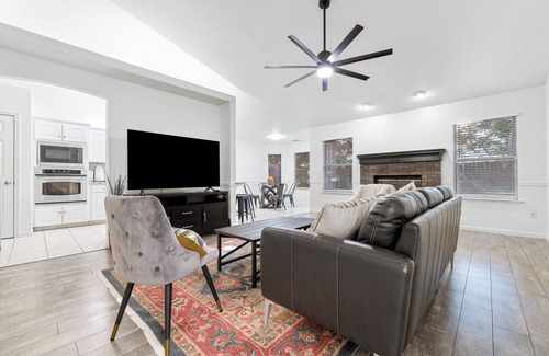 Fresno Casa | Chic River Bluff Home for Professionals & Families