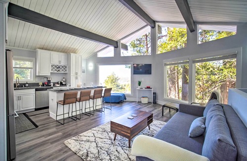 Running Springs Cabina | Chic Running Springs Forest Cabin w/ Deck!
