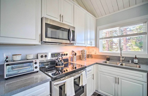 Running Springs Cabina | Chic Running Springs Forest Cabin w/ Deck!