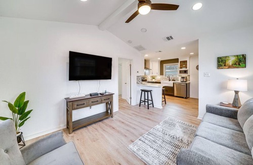 Northwest Los Angeles Heights Cabaña | Chic San Antonio Cottage: 5 Miles to Downtown