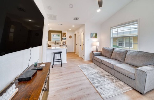 Northwest Los Angeles Heights Cabaña | Chic San Antonio Cottage: 5 Miles to Downtown