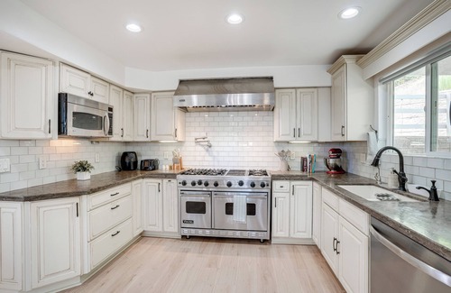 Santa Paula Casa | Chic Santa Paula Home w/ Mountain & City Views!
