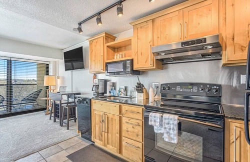 Central Colorado Springs Apartamento | Chic Skyview Studio Downtown Colorado Springs