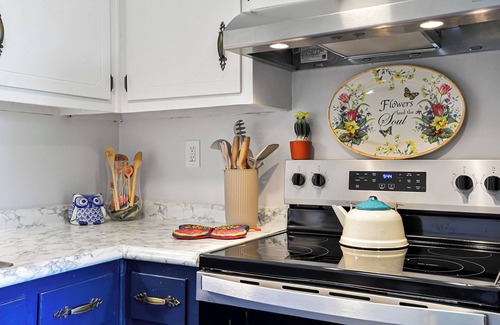 Seymour Cabaña | Chic Smoky Mtn Stay W/ Hot Tub & Barista Coffee Bar