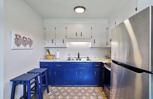 Seymour Cabaña | Chic Smoky Mtn Stay W/ Hot Tub & Barista Coffee Bar