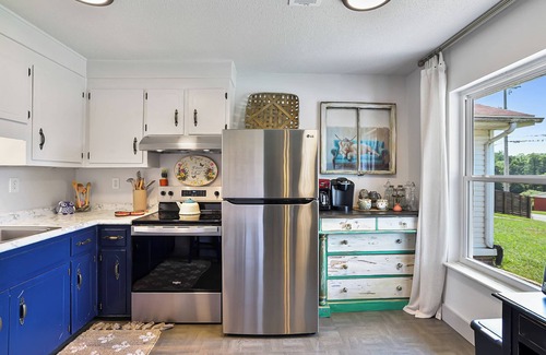 Seymour Cabaña | Chic Smoky Mtn Stay W/ Hot Tub & Barista Coffee Bar