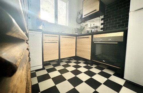 La Garenne-Colombes Apartamento | Chic, spacious 3-bedroom apartment just a stone's throw from Paris