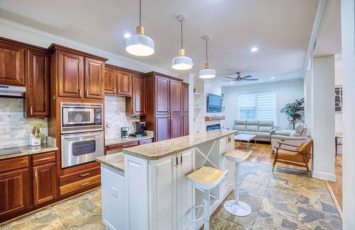 SoHo Casa | Chic & Spacious SoHo Retreat Near Downtown & UT