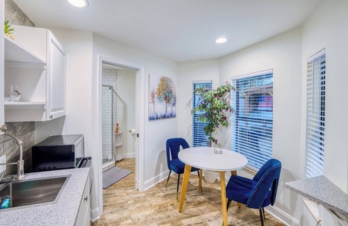 SoHo Casa | Chic & Spacious SoHo Retreat Near Downtown & UT