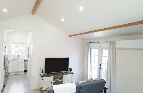 Westside Cabaña | Chic Spanish Casita in beautiful Santa Barbara with WiFi and AC