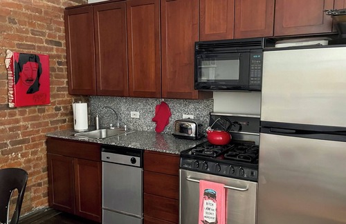 Ukrainian Village Apartamento | Chic Studio Apt in the East Village with WiFi and AC, Close to Subway