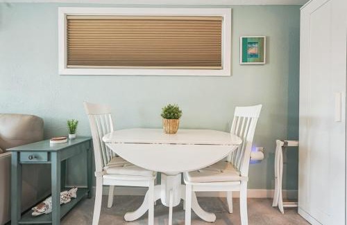 Siesta Key Village Apartamento | Chic Studio Cottage - Walk to Siesta Key Beach!