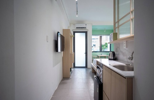 Phuong 6 Apartamento | Chic Studio for 3 Guests with Private Balcony, Fast WiFi in vibrant Hồ Chí Minh
